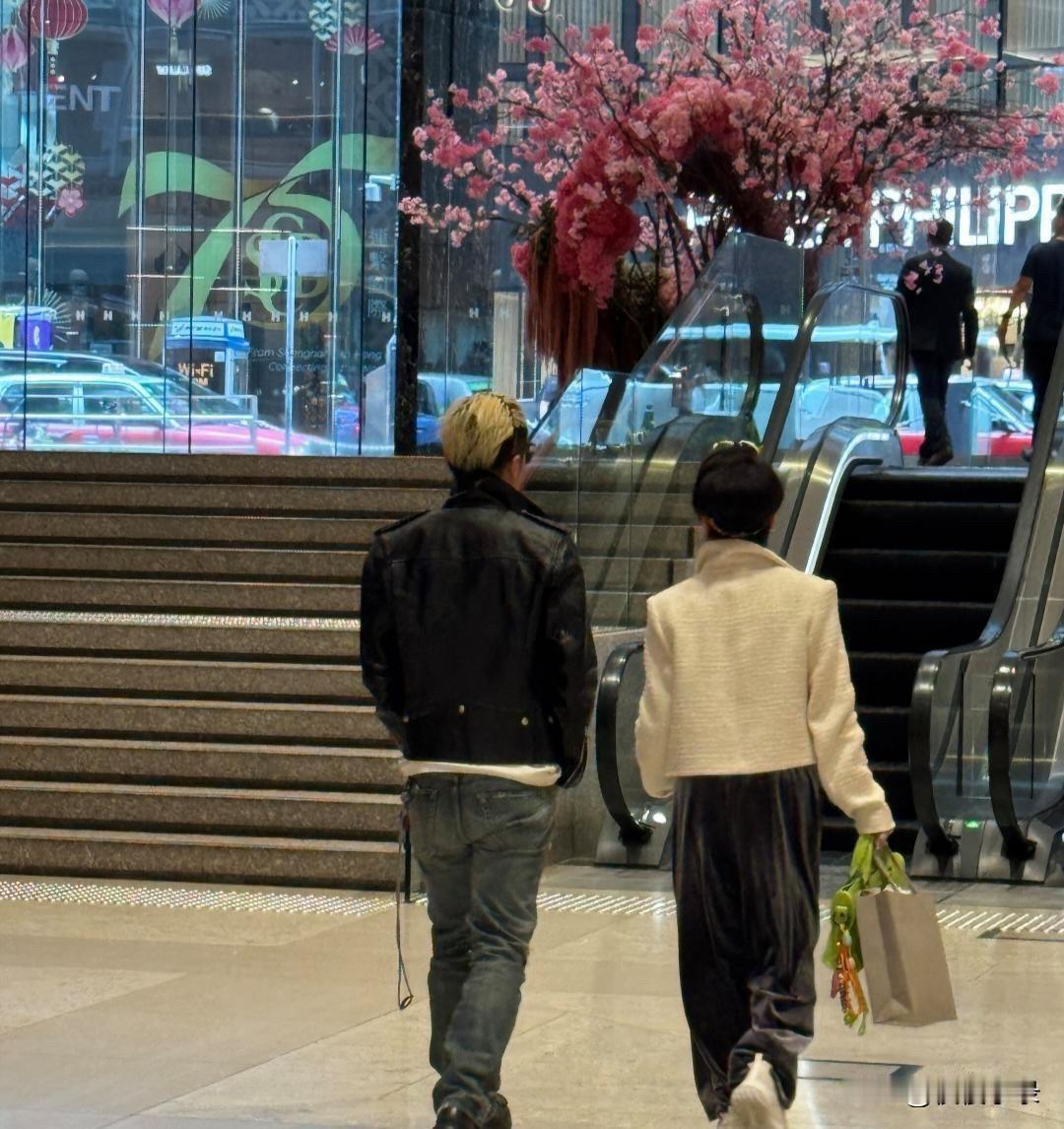 谢霆锋现‎﻿身香港‎，陪﻿妈妈狄波拉逛‌﻿街购‎﻿物﻿。他染了一头黄发，穿⁠‌搭
