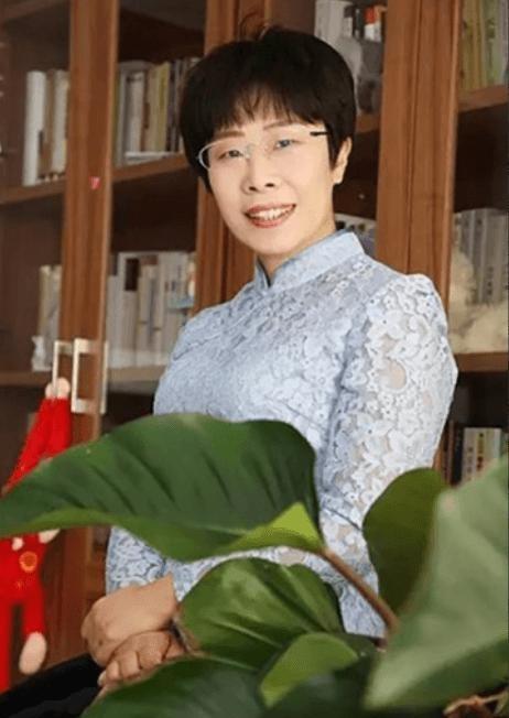 北大才女蒙曼50岁至今未婚，朱迅问她：“你最想嫁给谁？”谁承想，她脱口而出说的一