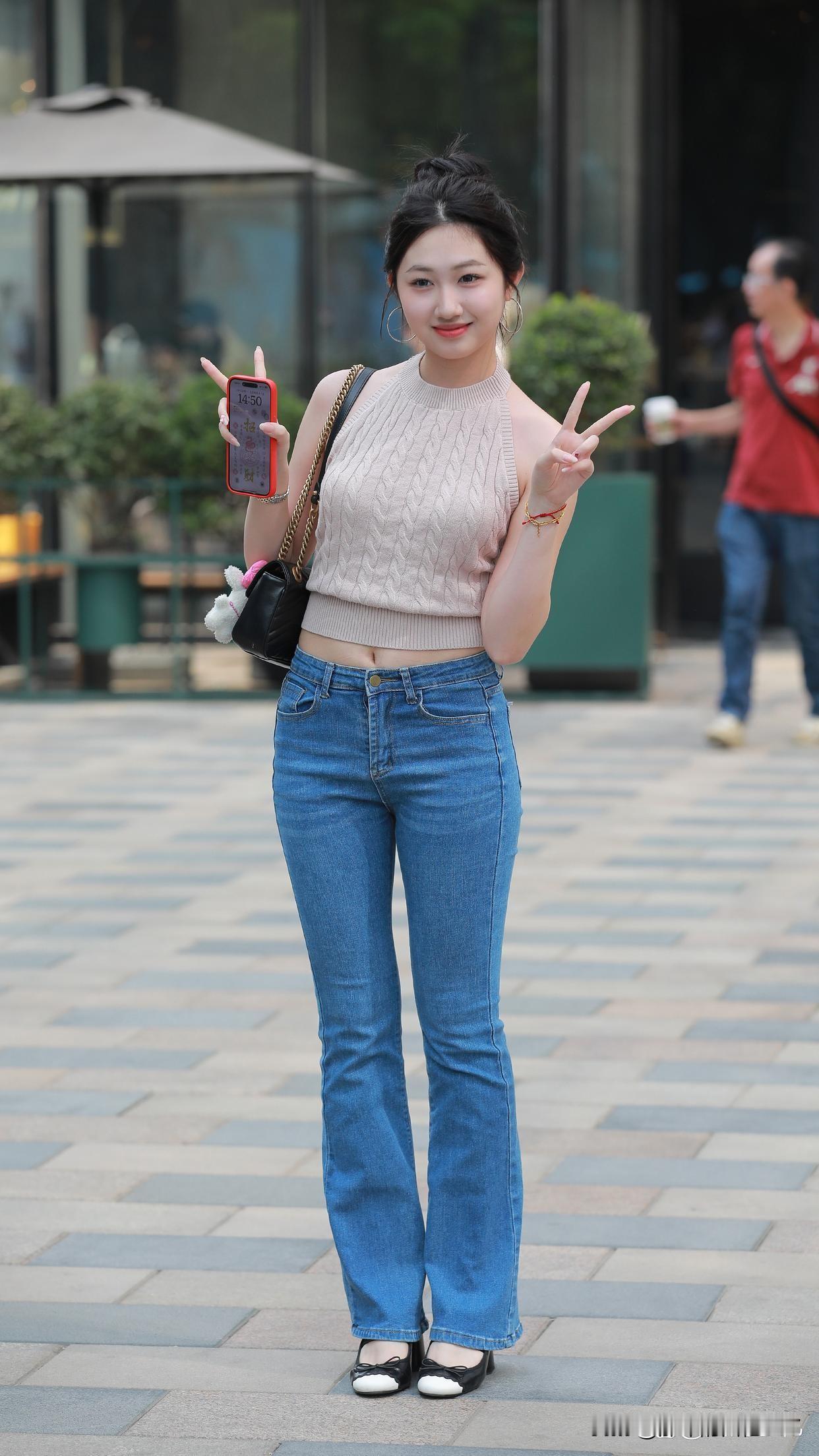 什么样的女生让人一见难忘?什么样的女生让人一见难忘？不同阶段有不同答案。人到