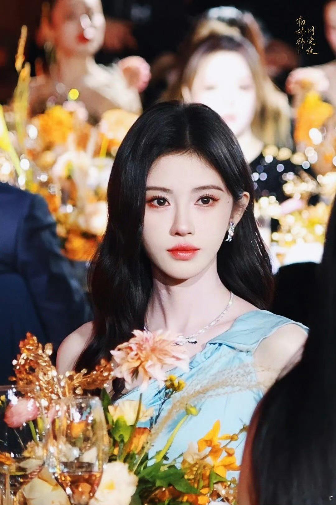 我的老天奶……这个鞠婧祎美成啥了。鞠婧祎全球首戴