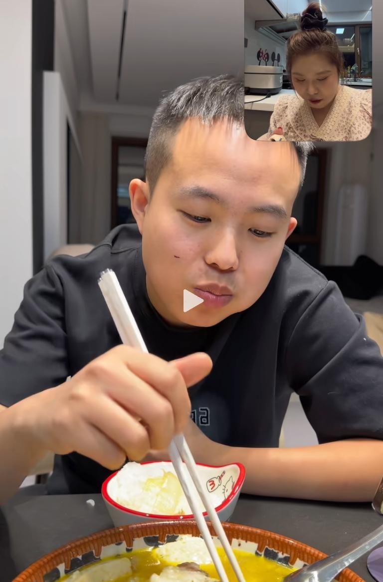 真是凭实力单身！山东的一名男子在吃饭时跟老婆视频，本想显摆一下自己的“家庭地位”