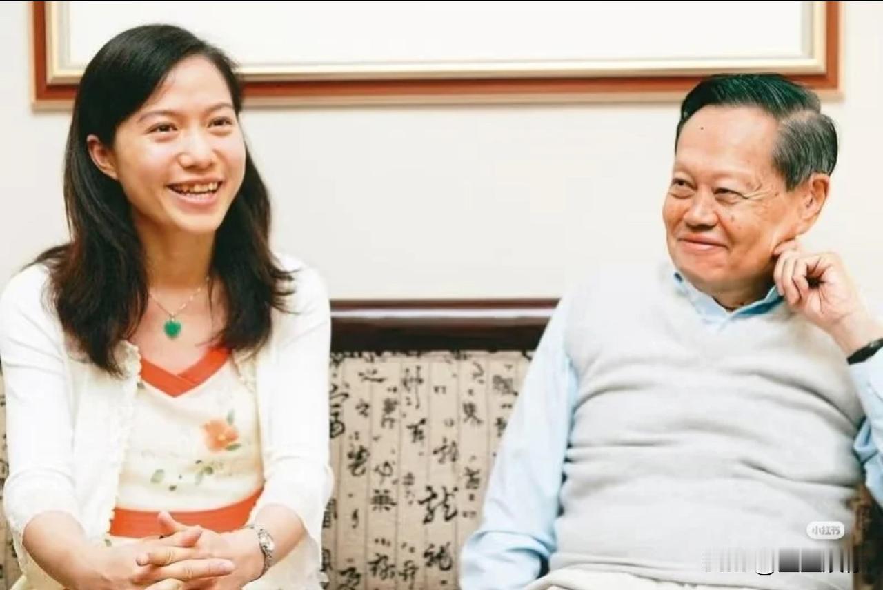 杨老和杜的合影就能看出老夫老妻的感觉双方都没啥感受了，和翁帆拍的都是一脸浓情蜜意