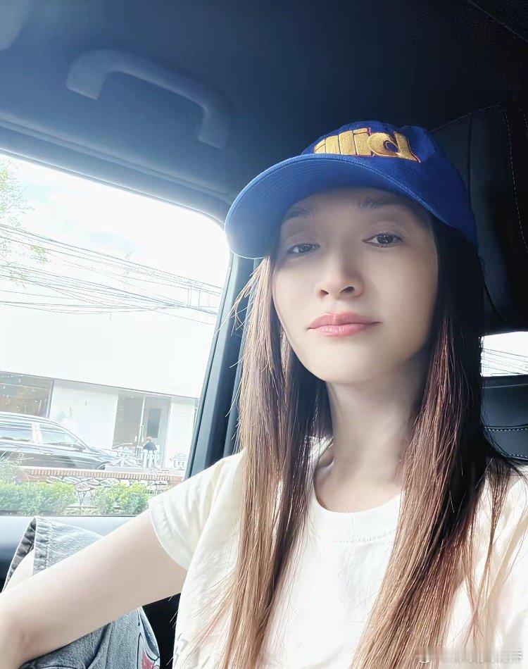 李小冉删了重发，就为了把奔驰大G挪到九宫格正中间。​七夕当天提的车，新款奔驰G级，落地300万。她还