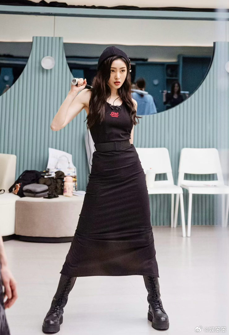 张天爱变样了张天爱去乘风2026当送考人，一亮相就梦回浪姐高光！唱跳气场超足，