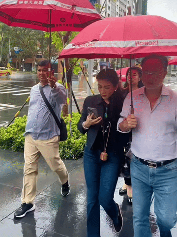 泰国的反间计正在酝酿中？柬埔寨华人首富陈丰明与妻子毛宗楠霸气巡街，他们统一拿着印