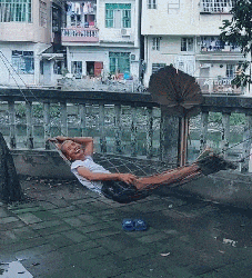 大爷真会享受江边老头乐