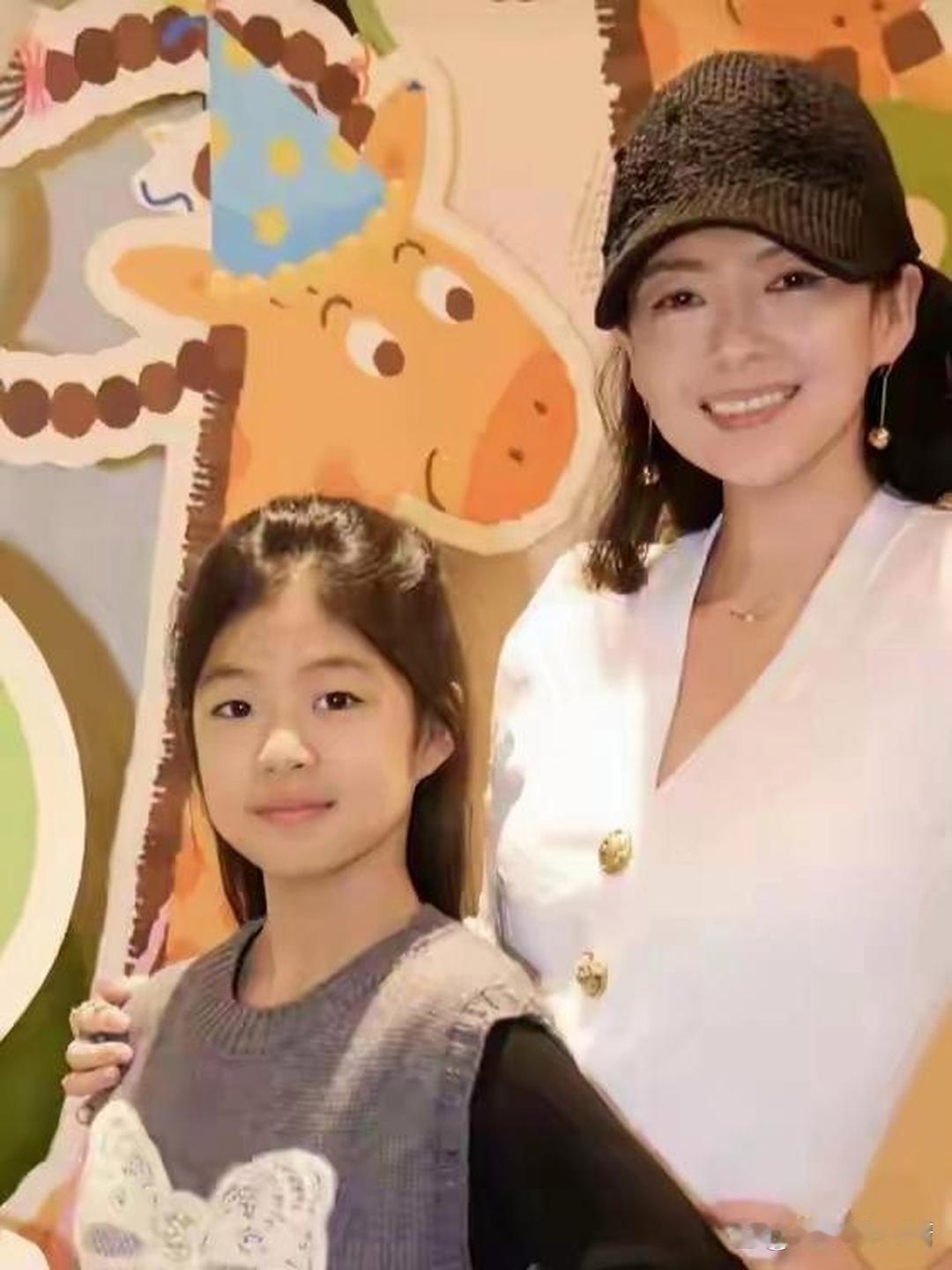 汪峰探视女儿被严格限令。北京朝阳法院判决章子怡°享有女儿抚养权，汪峰每月支付三十