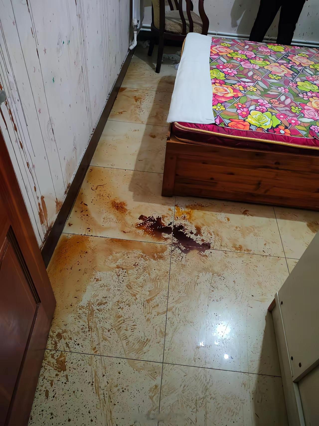 房东拒绝退还押金，隔壁租客搬走前将房子重新装修了。