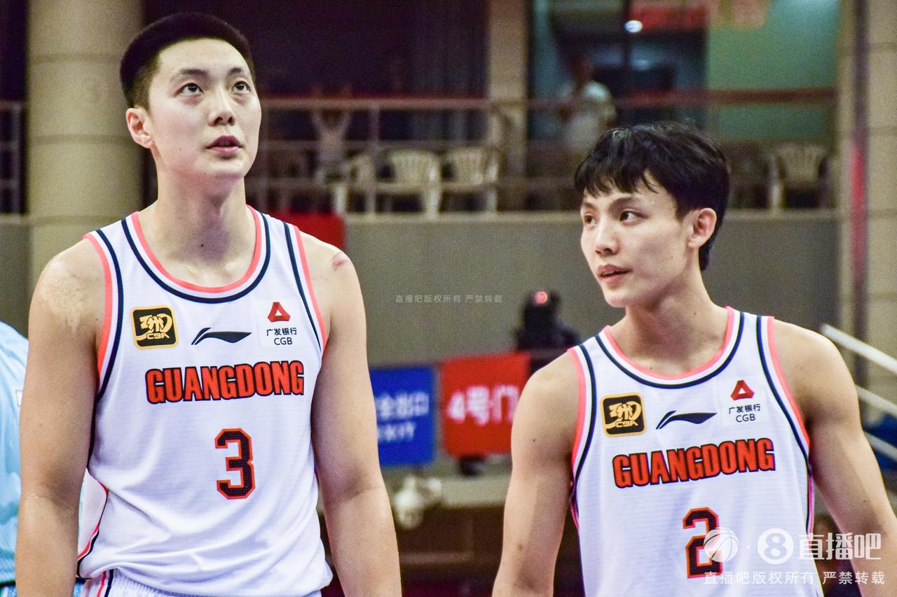 徐杰得分没有篮板球多，被胡明轩取代首发，他跟麦考尔都需要雄起徐杰今天太菜，