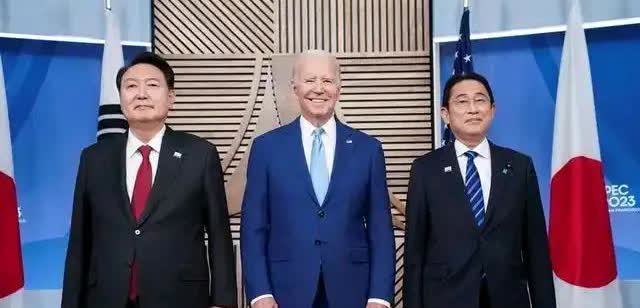 韩国🇰🇷首尔中央地方法院经过双方6个多小时的激辩，法院最终驳回前总统尹锡悦逮