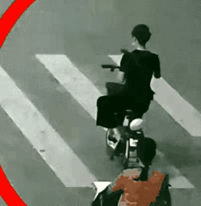 玩手机，鬼探头成功把自己送走了路上熙熙攘攘的人群中，我们总