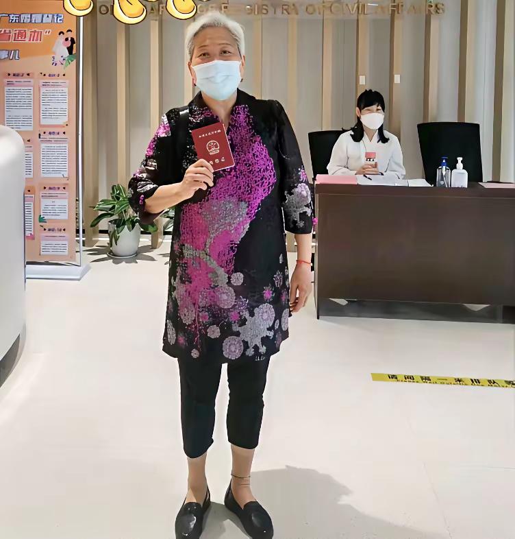 别觉得“老年离婚”都是瞎折腾，60多岁老爷子非要拆伙，老太太哭着喊“土都埋到脖子