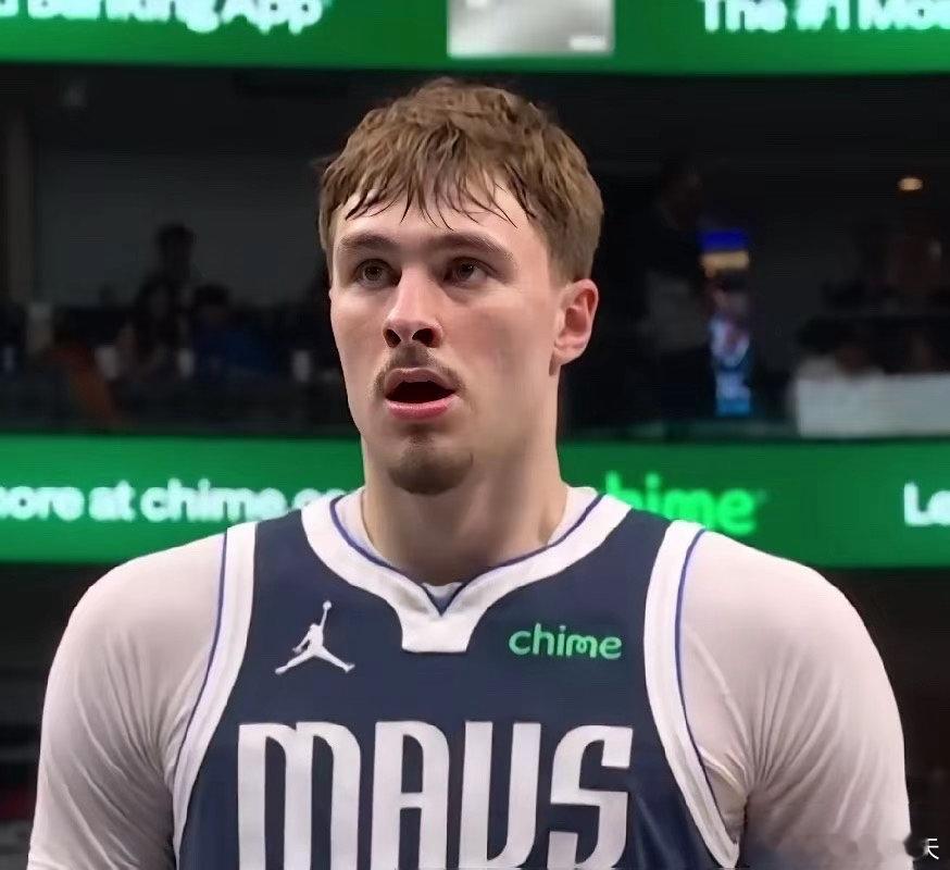 同样是首个赛季打完，差距显而易见！状元弗拉格出战70场，场均33.5分钟，17.