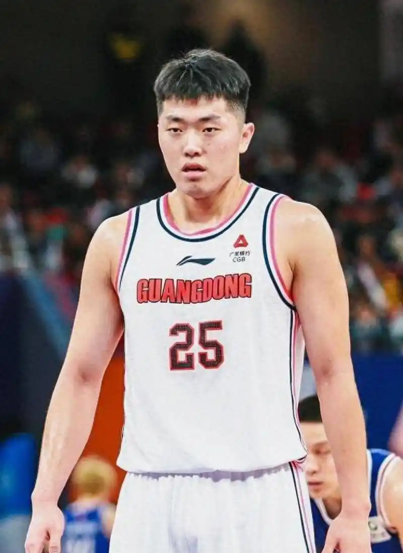 张皓嘉措手不及！据广东体育媒体人透露，由于张皓嘉连续两场热身赛表现不佳，赛后张皓嘉被新任主教练亚科夫