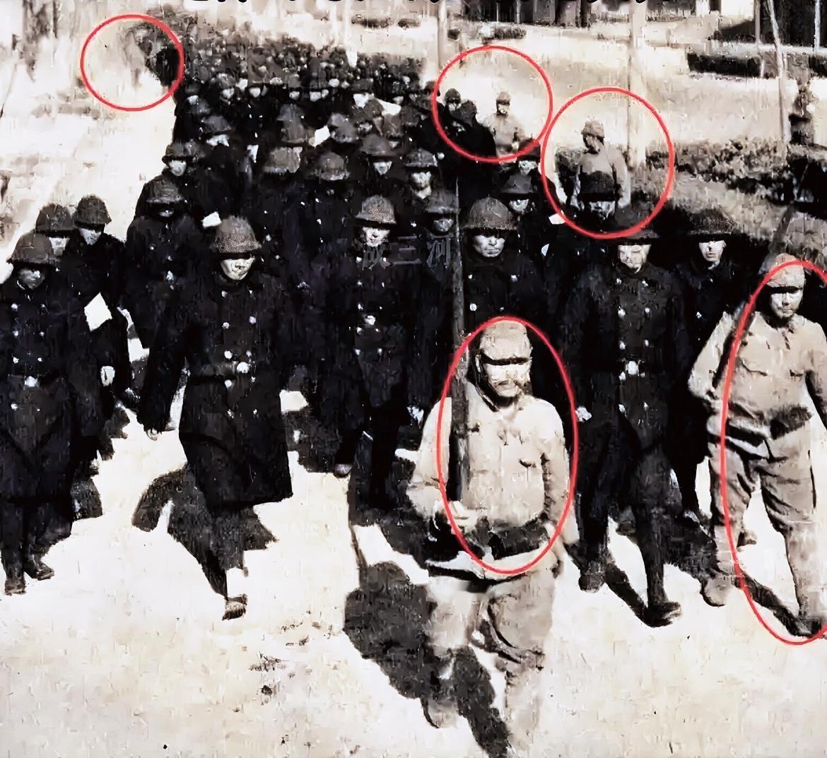 看到一幅老照片非常愤慨震惊。1937年，5个日本军人押送着2000多个南京驻
