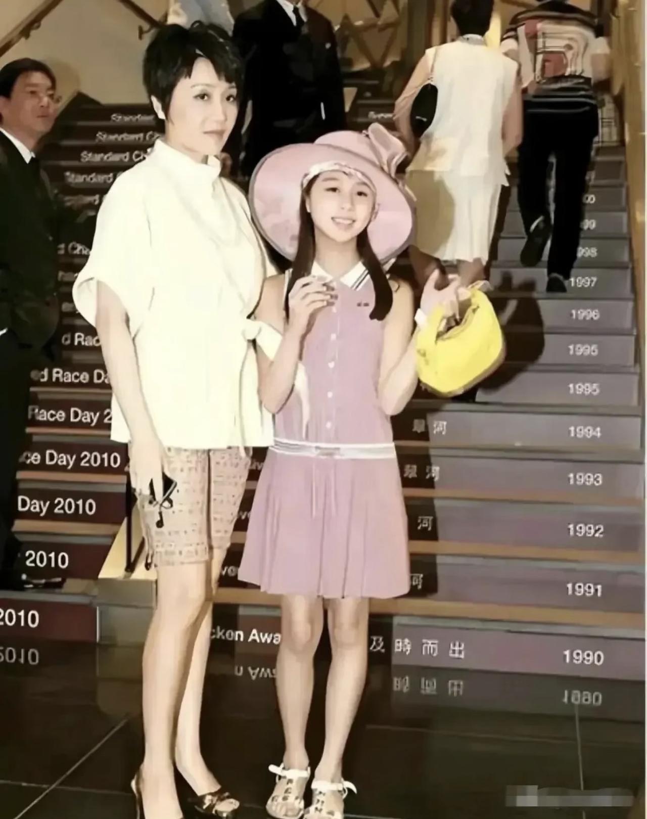 没想到如今走干练精英路线的赌王小千金何超欣，少女时期居然是软甜名媛风。这张201
