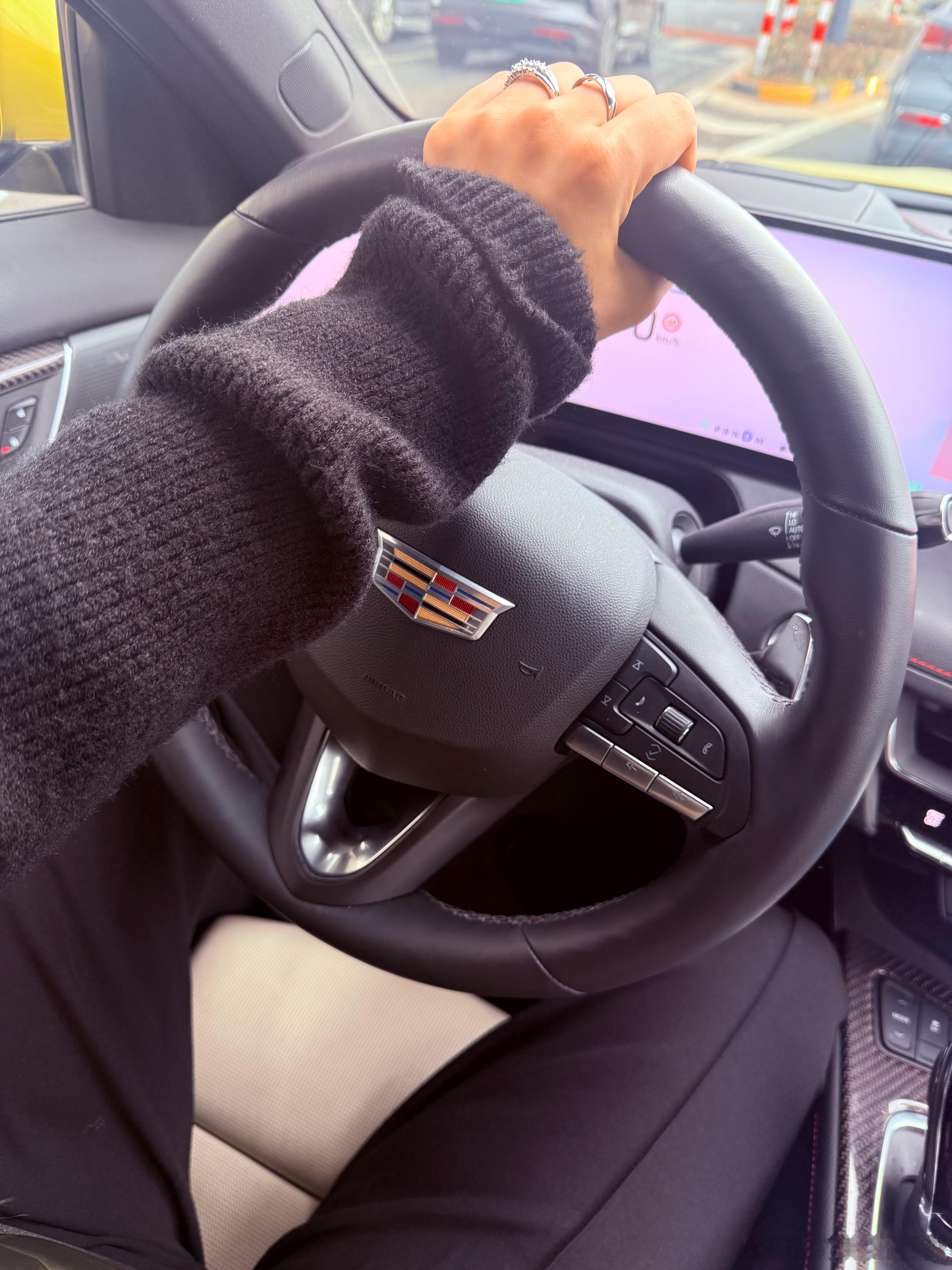 开凯迪拉克CT5操控真的不错，方向盘阻尼很高，转向精准，符合我对运动车型的驾驶