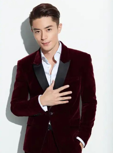 1.四字男星和女模特还在一起，已经在一起几年了。2.霍建华首部自导自演的电影杀青