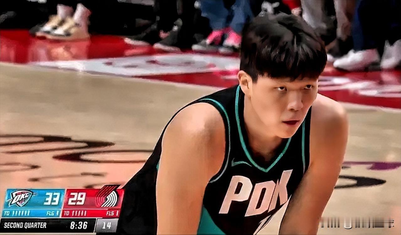 杨瀚森真是难堪大用啊，给了机会把握不住！在今日开拓者对阵雷霆的次节比赛中，杨瀚森