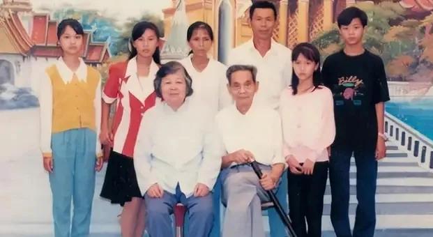 1988年，潜伏于台湾42年的中共地下工作者，以伪造身份返回内地。回到家，他才发