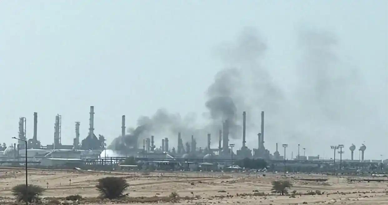 当胡塞武装把利雅得搅得天翻地覆的当口，小萨勒曼罩袍底下那只手，却暗戳戳指向了一处
