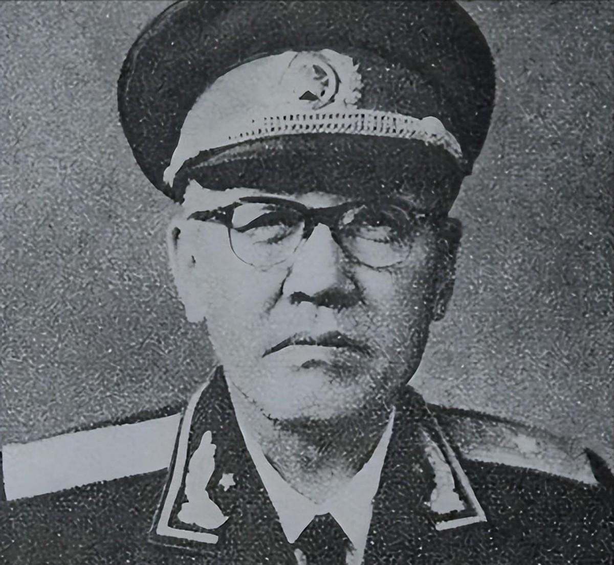 政委与政治部主任均为上将，军长拟授大校，毛主席指出：军长军衔起码应授少将195