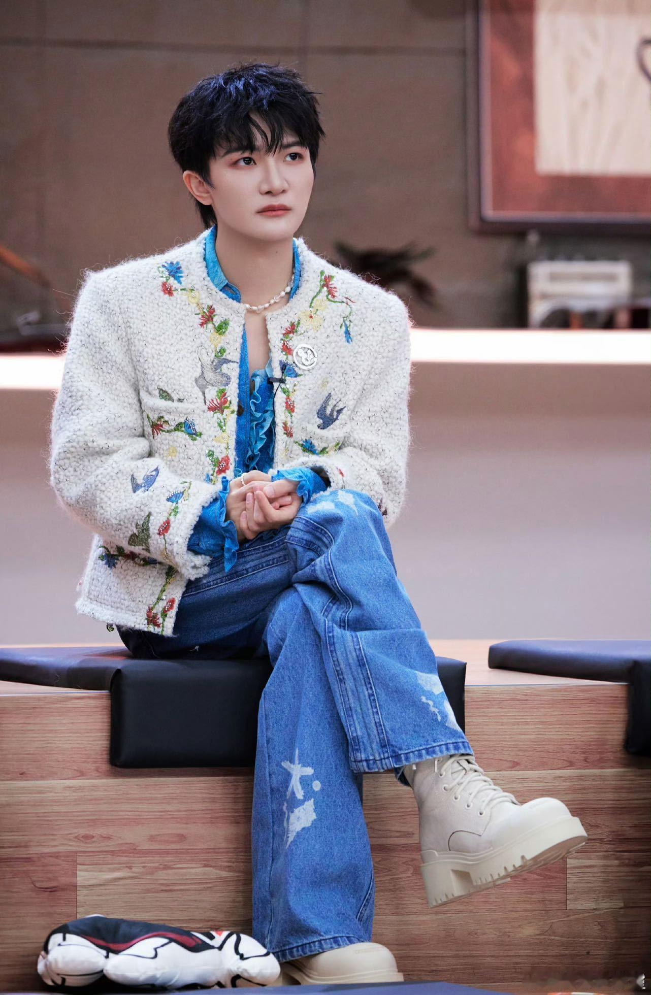 周深当主持人在台上演了段小品周深在《音乐缘计划》里堪称宝藏男孩，唱歌时以深情演