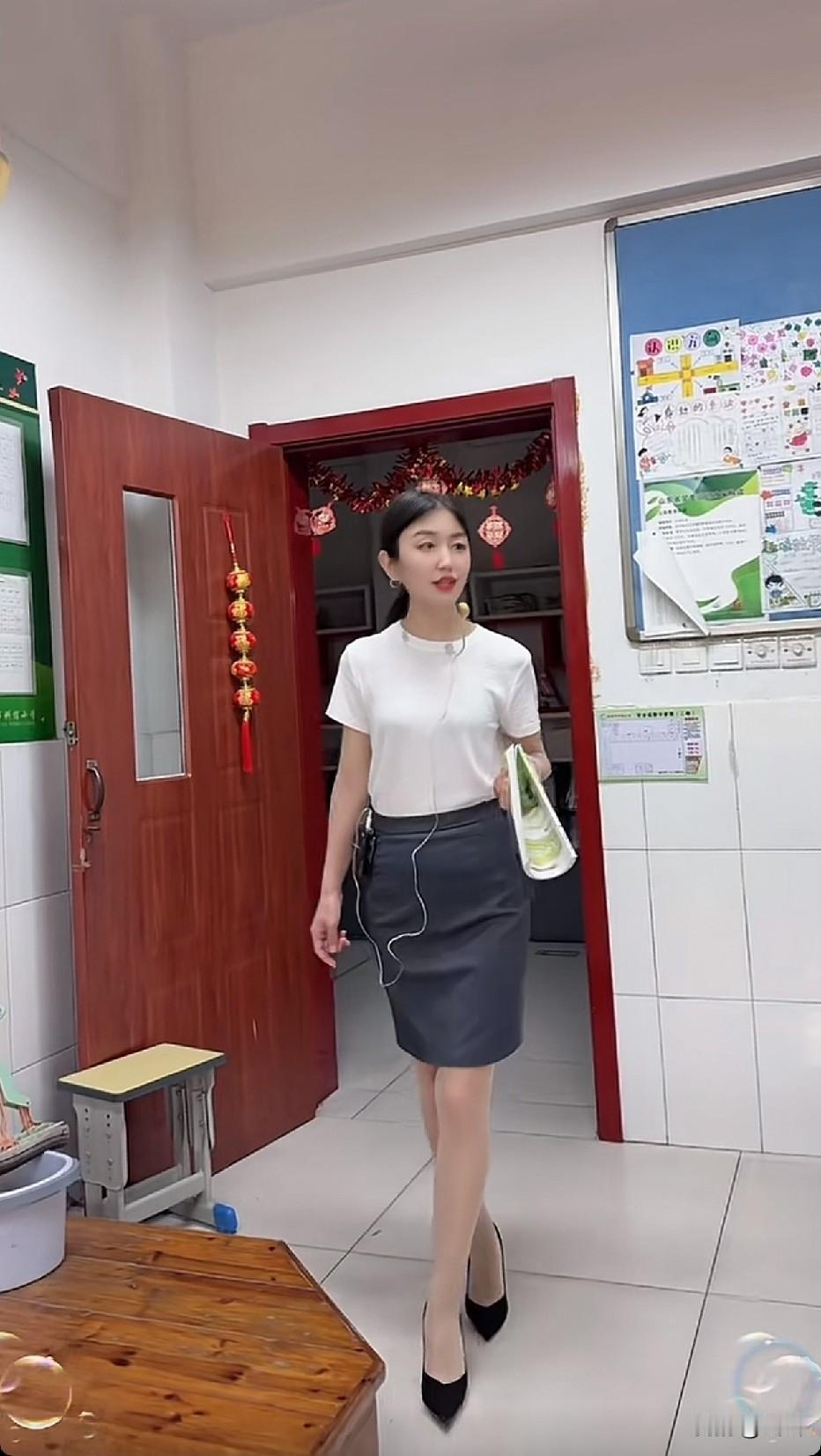 现在老师可以穿丝袜上课吗？