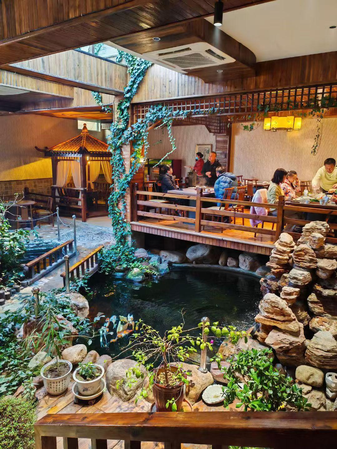 中午，沿山前大道前行数十里，来到西山9号峪山栖宿逍遥，这是一座山间民宿休闲庭院小