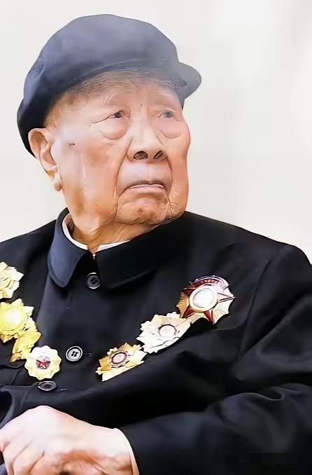 1984年，开国中将曾思玉退休后，到大连一水库钓鱼，钓着钓着，水库负责人走了过来