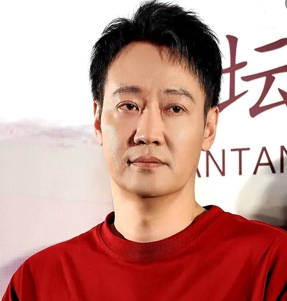 终于知道了北影杰开幕式上的辛柏青被孤立的原因了！当时8位主演走红毯，他一个人