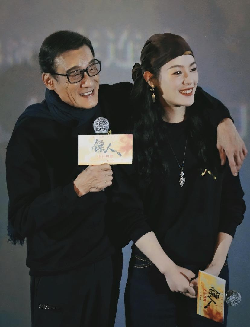 路演现场，粉丝突然逼问陈丽君是不是“补拍”进来的。梁家辉一把将话筒捏过来，抬头