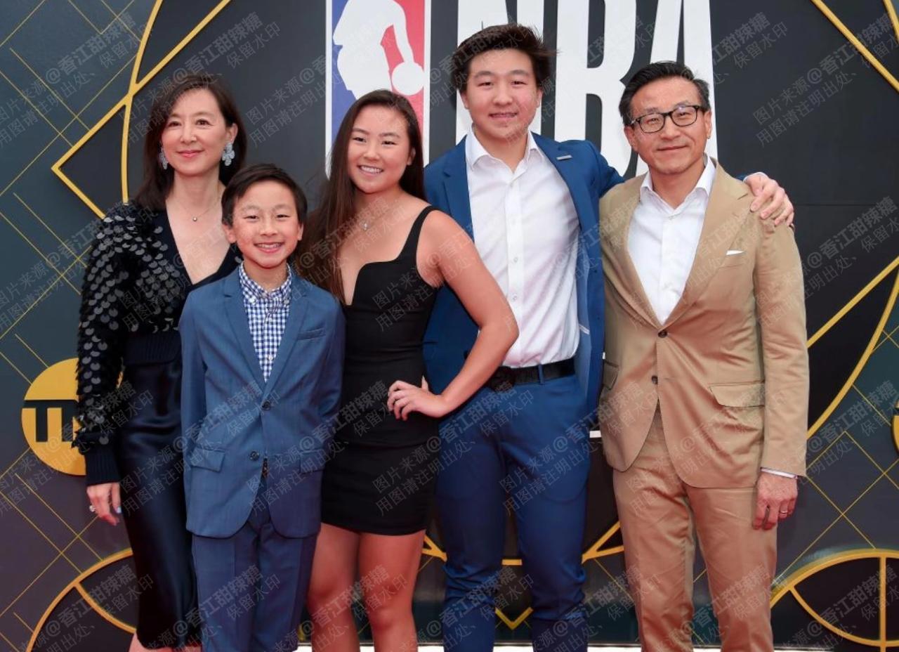 翻到了蔡崇信与吴明华一家五口的合影，三个孩子都像极了爸爸，尤其是小儿子，完全就是