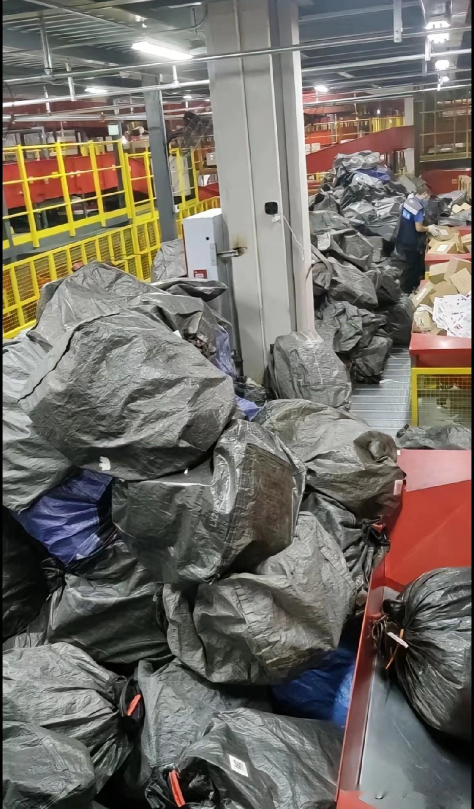 快递分拣太多套路了！！我干了一个月夜班，假期工，高三毕业的时候去的，高二的假