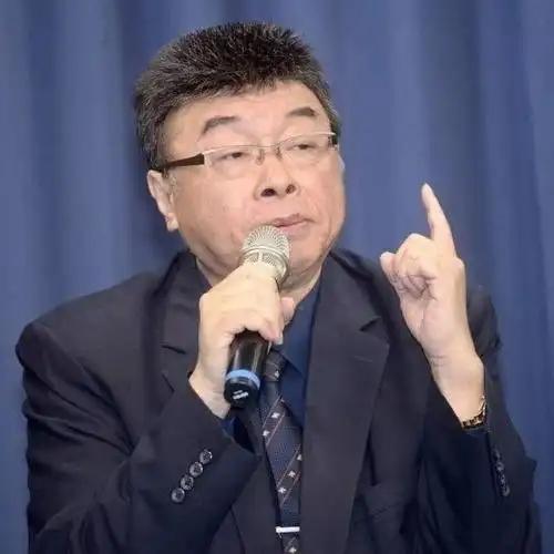 台海再拖下去真的不利！台湾知名统派邱毅道出真相：如果两岸统一继续拖下去，拖到30