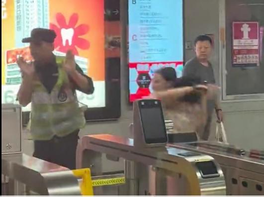深圳地铁一女子持续殴打男安检员，男安检员一直未还手。在女子殴打途中，“不小心”打