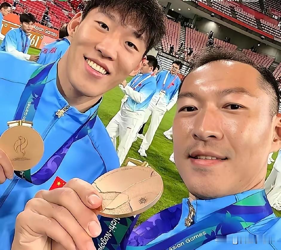 张玉宁+朱辰杰:亚运拿铜牌后，一切罪孽只能让国家队队友背了本来大家都以为被抽调去踢亚运会是件吃力不讨