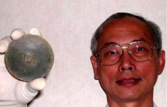1994年，外国一男子意外无意间在土地里挖出了一块圆形金属牌，上面刻着6个中国字