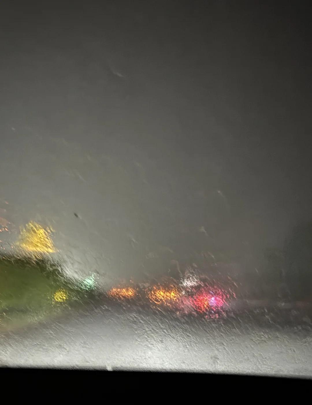 今晚西安的暴雨太恐怖了！刚从渭南连霍高速就刮大风，到了华山，雨大得把雨刮器开到