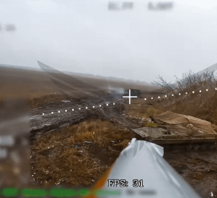 太搞笑了，一名乌军装甲车驾驶员开着舱门看热闹，结果被俄军无人机炸了！这名乌军