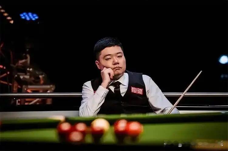 看着那一行行记录，独独缺少了丁俊晖，从此连五虎名号都要被人剥夺，挣扎着坚持下来，