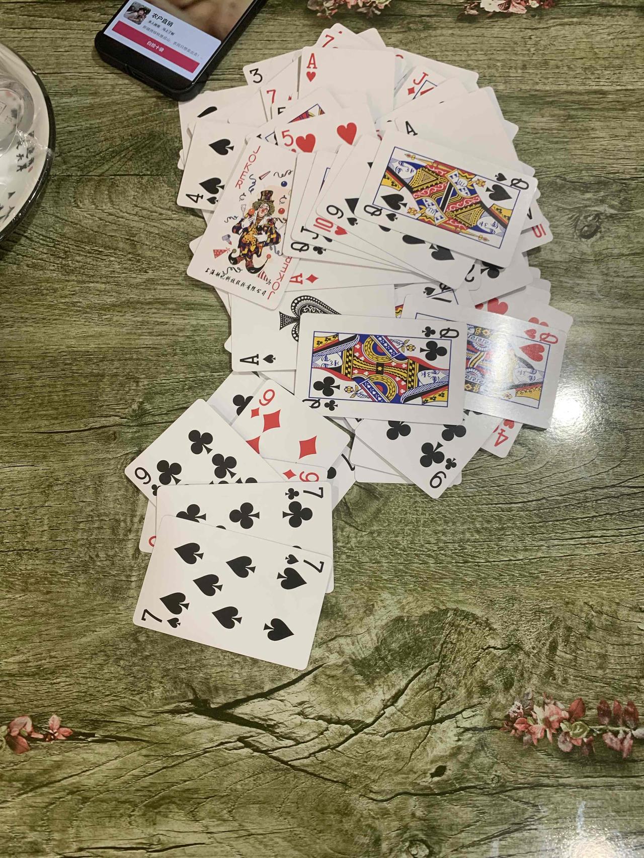 老战友每周末聚在一起，打会儿掼蛋，AA制吃顿饭，不喝酒，要几个下饭菜，每个人五六
