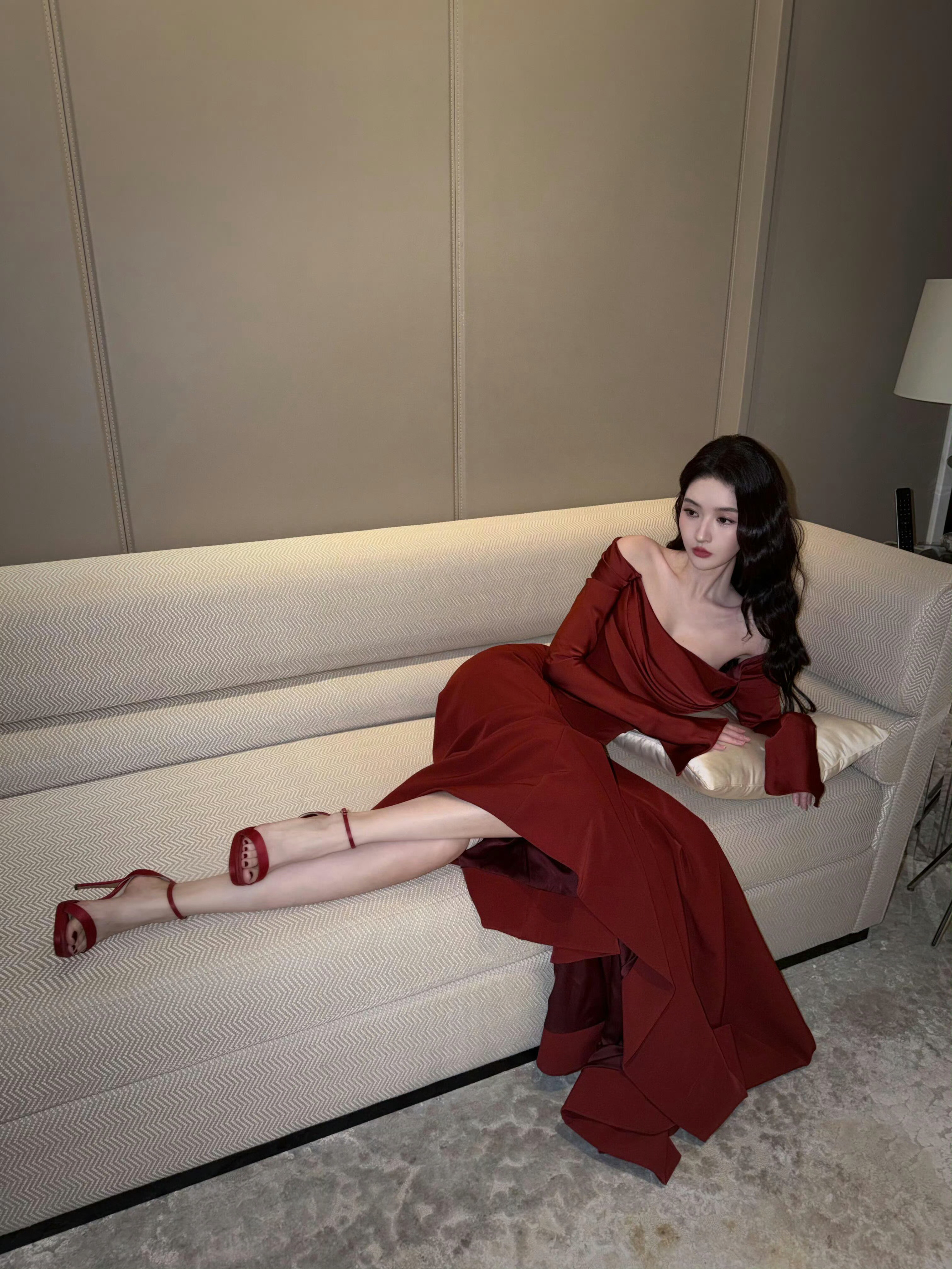 王玉雯，红色高跟鞋+抹胸