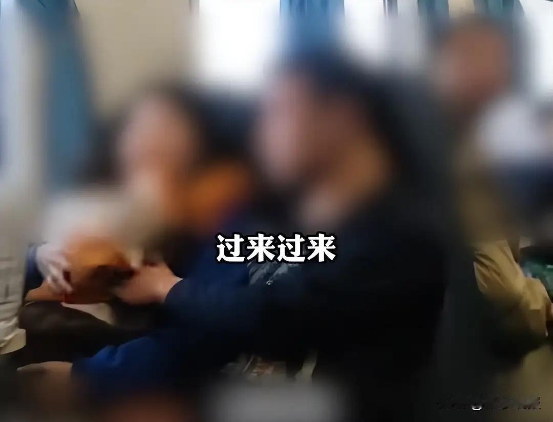 “太没有同理心？”江西，高铁上一幼童因为不舒服啼哭不止，父母俩很尴尬，一直想办法