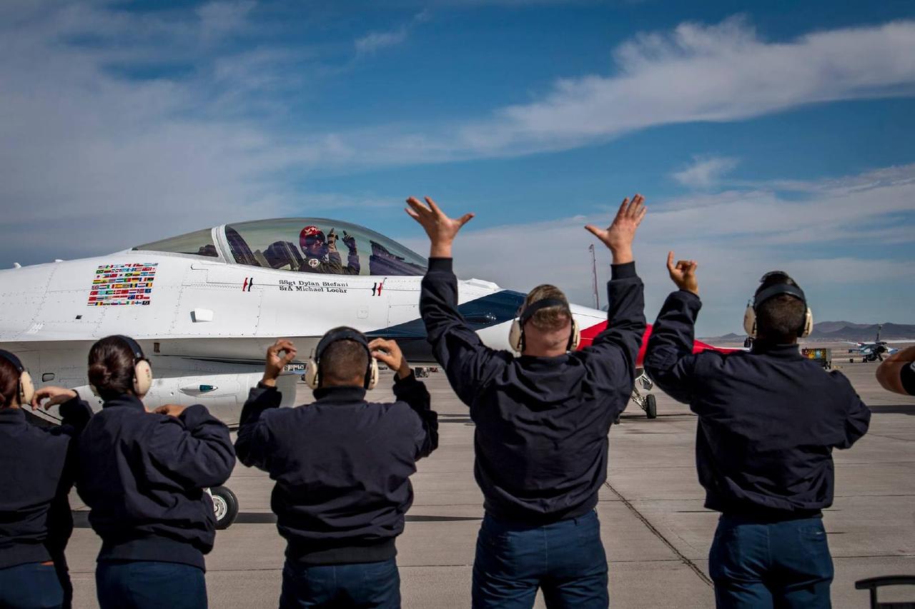 美国空军驻欧洲的地勤人员告诉家里人，自己现在每天要工作16个小时。美国美国空军的