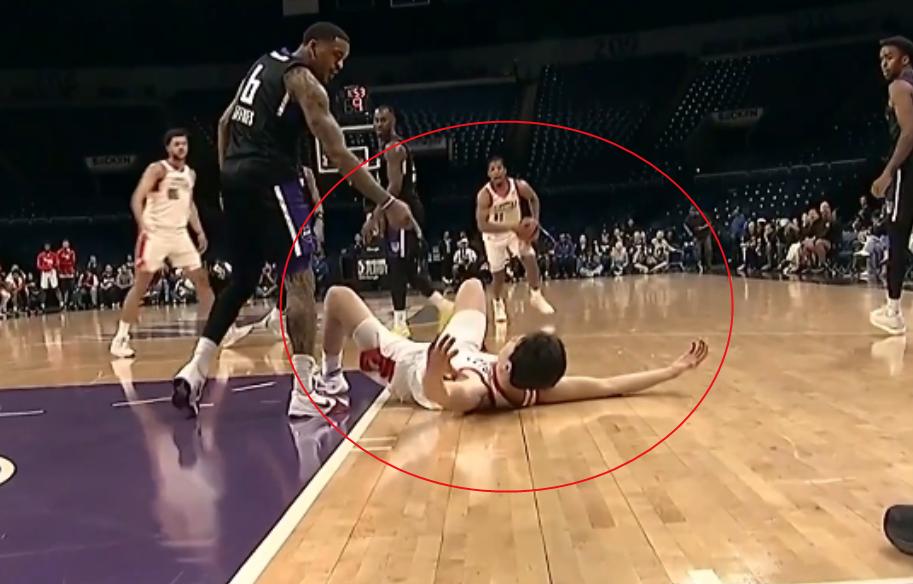 狂砍20+7的杨瀚森被欺负了，被推倒，被人手指着鼻子骂，真没素质！今天混音和斯