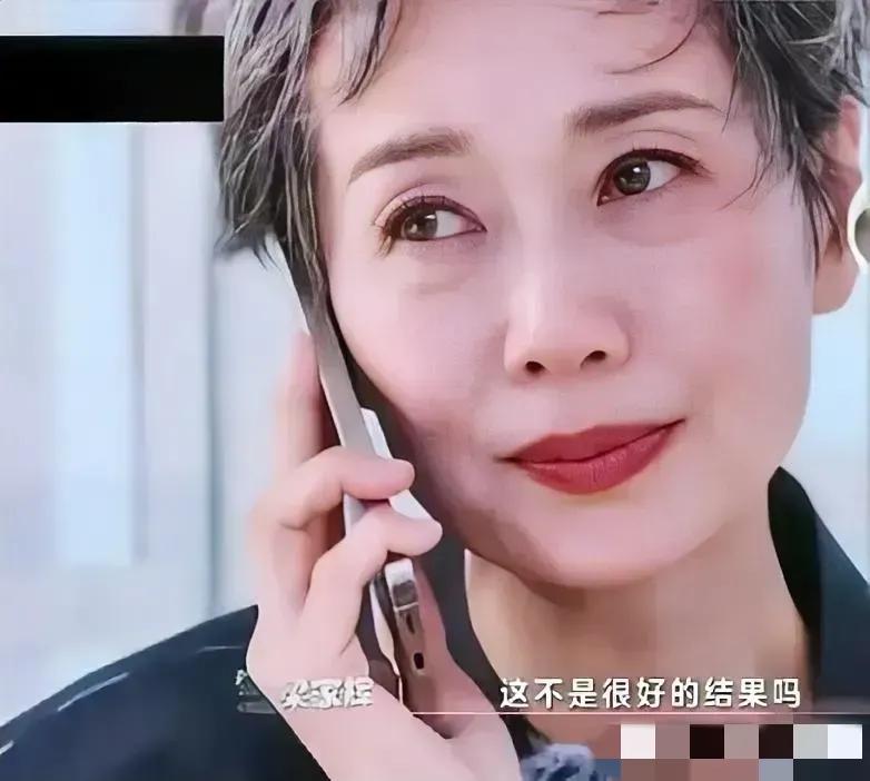 看个综艺我爸突然眼眶泛红，满眼泪水。把我吓了一跳，上前问老爸咋了。原来是因为明星