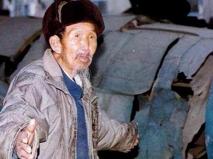 1996年解放军在部队门口救下一老汉，团长：他是团荣誉室里的英雄1996年的冬