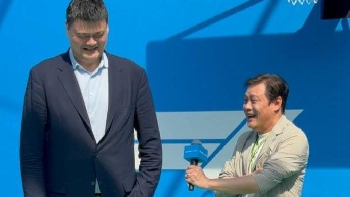 萌翻!姚明小鸟依人,范志毅F1赛场聆听教导