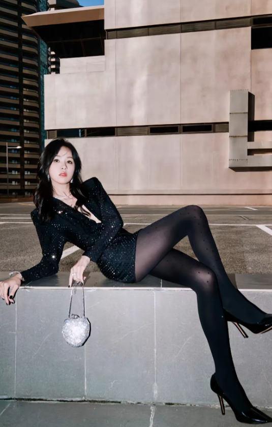 陈都灵，170cm，这黑丝打扮不太适合她吧！